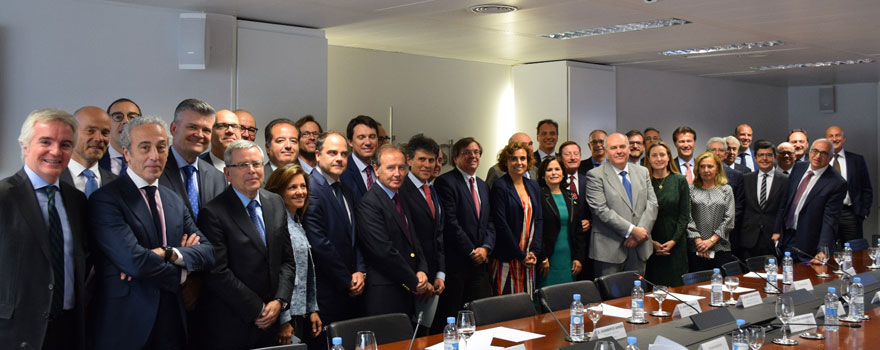 Foto de familia de la reunión mantenida entre Dolors Montserrat y Farmaindustria.