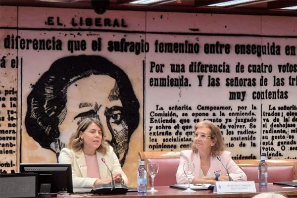 Carmen Ruiz Villar y María Aláez, durante su intervención la jornada de Fenin.