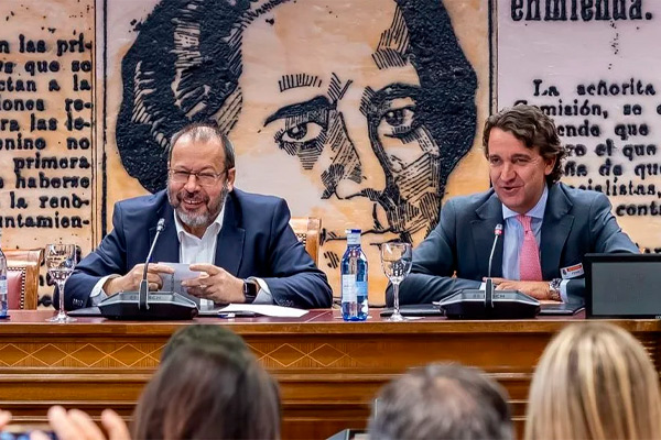 César Hérnández,  director general de Cartera Común de Servicios del Sistema Nacional de Salud y Farmacia; y Pablo Crespo, secretario general de Fenin.