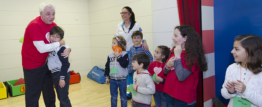 Jesús Sánchez Martos, junto con los niños participantes en  las III Jornadas de Cardiología Pediátrica. 