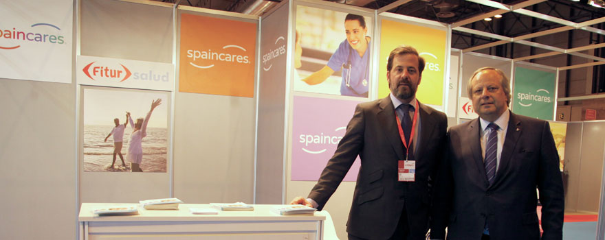 Carlos Rus y Miguel Mirones en el stand que Spaincares ha puesto en Fitur Salud 2017.