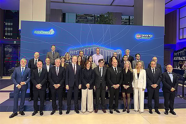 Foto de familia de la visita a la sede del AstraZeneca Global Hub en Barcelona en el Edificio Estel.