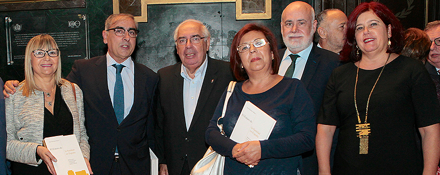 José Martínez Olmos posa con diputados y senadores del PSOE. 