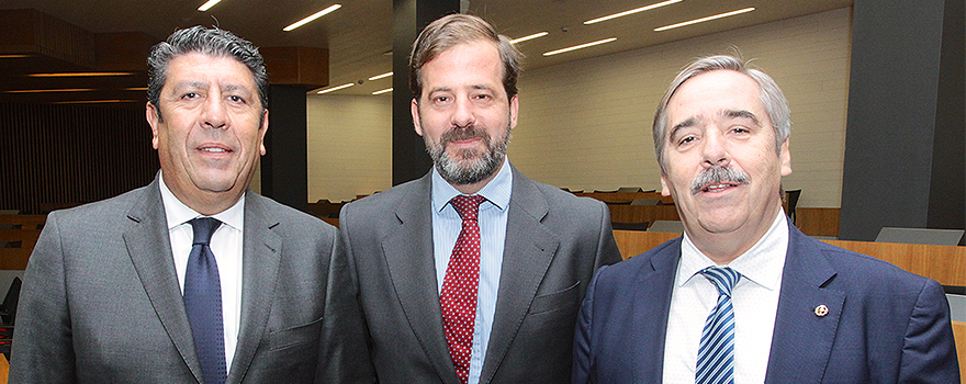 Carlos Rus, secretario general de la Alianza por la Sanidad Privada Española (ASPE), en el centro, posa con Manuel Vilches y Fernando Mugarza, director general y director de Desarrollo Corporativo y Comunicación, respectivamente, del Instituto para el Desarrollo e Integración de la Sanidad (IDIS). 