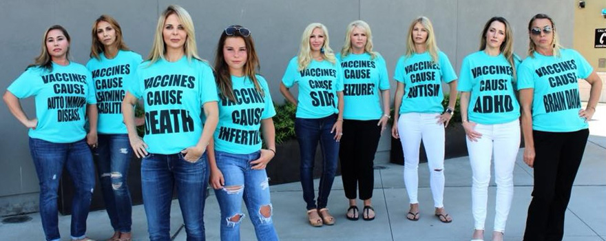 Las mujeres posan con mensajes antivacunas en sus camisetas