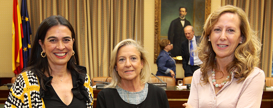 María del Carmen Hernández, vicepresidenta primera de la Comisión, junto a María Jesús Fraile, subsecretaria de Sanidad, Servicios Sociales a Igualdad y Marta González, del Grupo Parlamentario Popular. 