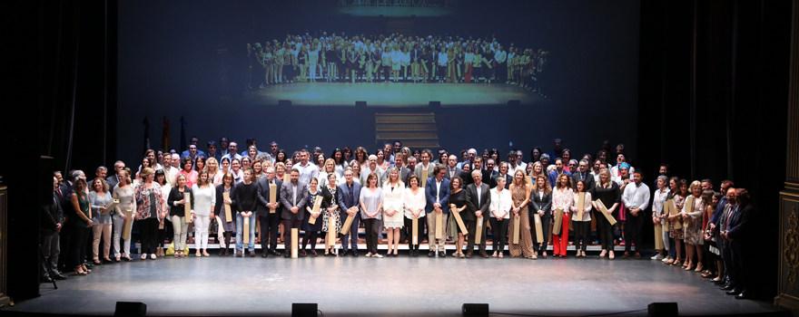 Imagen de los premiados junto a la presidenta y la consejera de Salud.