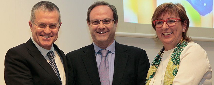 Carlos Ergel y María Rosa Armengol Aragonés, patrono y directora de la Fundación CorAvant. En el centro, Jesús Gómez, presidente de Sefac. 