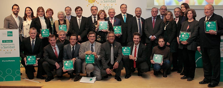 Foto de familia de los premiados, junto a quienes han entregado los premios. 