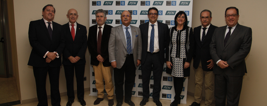 Vergeles posa con los presidentes de los colegios profesionales extremeños. De izquierda a derecha, Cecilio Venegas, presidente del Colegio de Farmacéuticos de Badajoz, Arjona; Juan Antonio Vicente, presidente del Colegio de Veterinarios de Cáceres; Hidalgo, Vergeles; Raquel Rodríguez, presidenta del Colegio de Enfermeras de Cáceres; Elías Corbacho, presidente del Colegio de Dentistas de Extremadura y Juan José Jimenez Merino, presidente del Colegio de Fisioterapeutas de Extremadura.