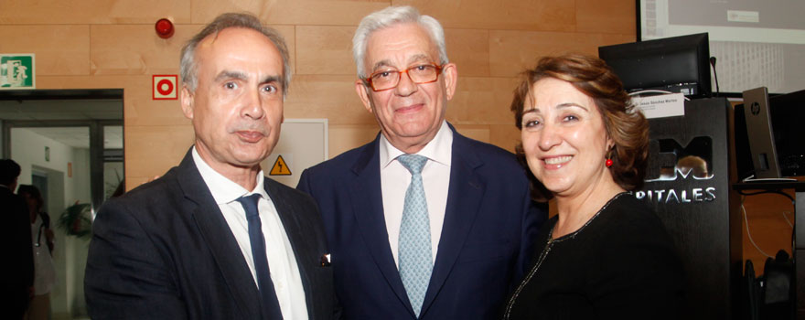 Jesús Sánchez Martos con Jesús Fernández Crespo y Emilia Sánchez Chamorro, directora general de Planificación, Investigación y Formación de la Consejería de Sanidad de la Comunidad de Madrid.