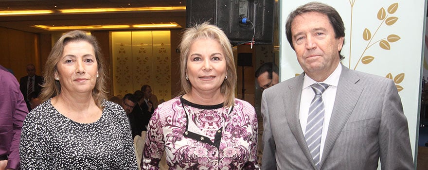 Caridad Mariscal y Cristina Contel, secretaria de Presidencia y presidenta, respectivamente, de ASPE; con Luis Monset.