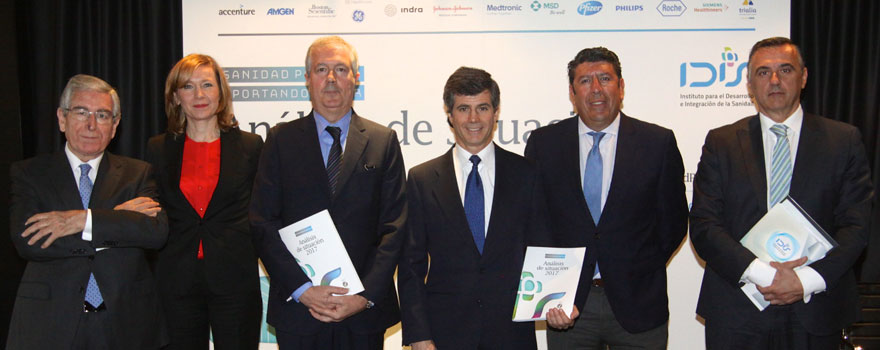 Catherine Cummings, directora de Sostenibilidad y Relaciones Internacionales de Sanitas; Luis Mayero, Adolfo Fernández-Valmayor, Manuel Vilches y Pablo González Jerez, secretario general, presidente, director general y vicepresidente, respectivamente, del IDIS. 