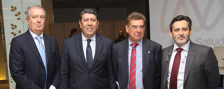 Luis Mayero y Manuel Vilches, secretario general y director general, respectivamente, del IDIS; con Luciano Sáez, presidente de la Sociedad Española de la Informática de la Salud; y Julio Mayol, director médico y director de la Unidad de Innovación del Hospital Clínico Universitario San Carlos de Madrid. 