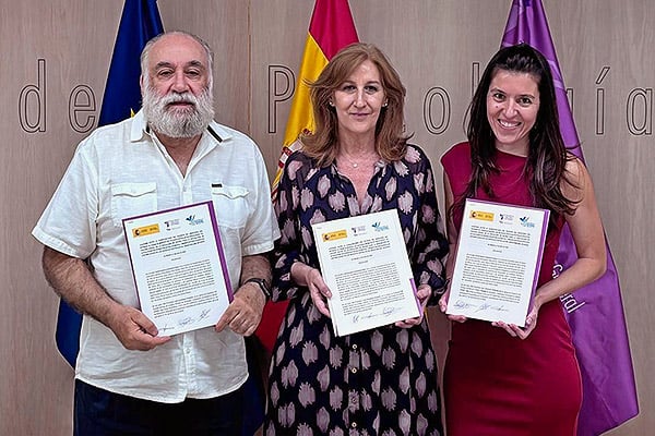 Momento de la firma del Convenio entre el COP, el COP Madrid e Interior: Francisco Santolaya, Susana Crisóstomo y Timanfaya Hernández.