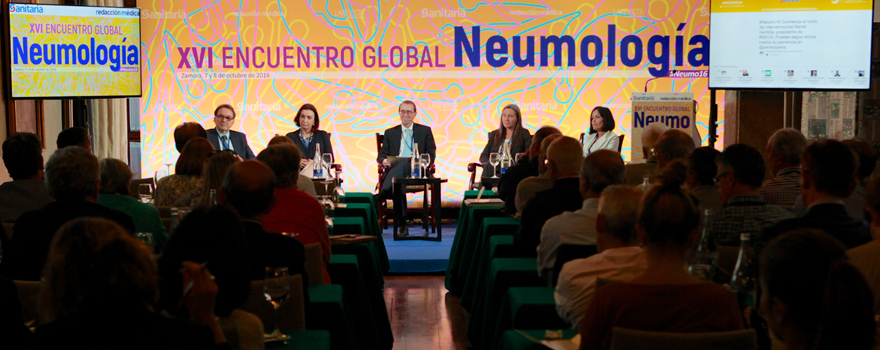 Aurelio Arnedillo (en el centro), presidente de Neumosur, ha moderado la sesión sobre indicadores de calidad en Neumología del XVI Encuntro Global de Neumología.