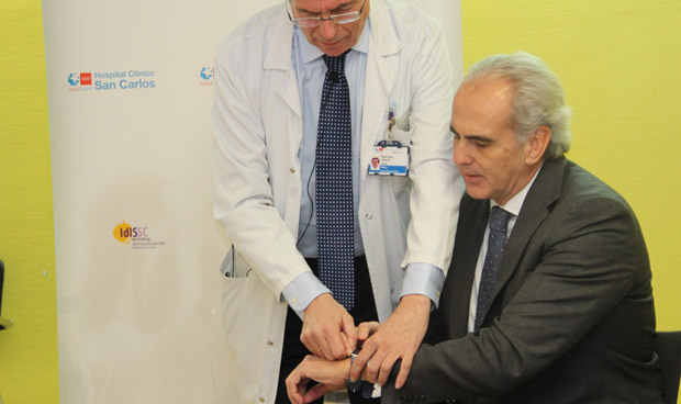 Cobos realiza un electrocardiograma con el reloj al consejero de Sanidad Enrique Ruiz Escudero