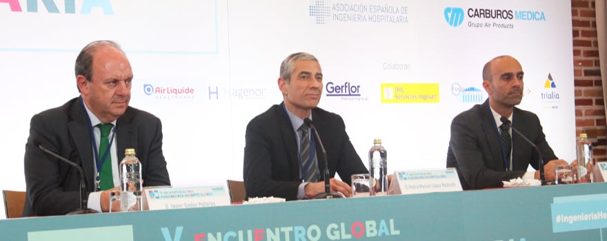 Javier Godoy, director de Carburos Médica, Pedro Manuel López, vicepresidente de la Asociación Española de Ingeniería Hospitalaria (AEIH); y Ricardo López, director general de Sanitaria 2000, han sido los encargados de inaugurar el V Encuentro Global de Ingeniería Hospitalaria.