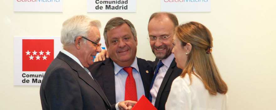 Jesús Sánchez Martos, Julio Ancochea, Julio Zarco y Virginia Donado-Mazarrón conversan tras la firma de este convenio sobre responsabilidad social sociosanitaria.