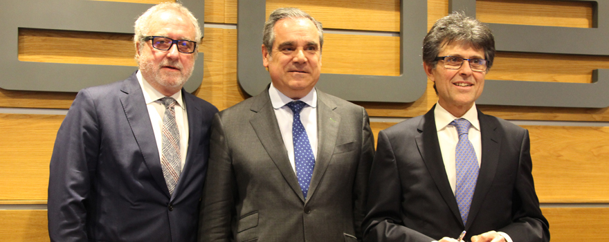 Eladio González Miñor, presidente de Fedifar; Jesús Aguilar, presidente del Consejo General de Farmacéuticos, y Humberto Arnés, director general de Farmaindustria.