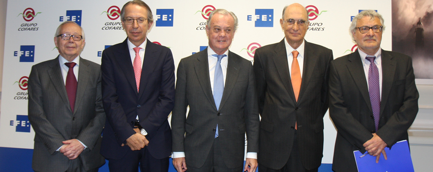 Julio Sánchez Fierro, director de Farmacia en De Lorenzo Abogados; José Antonio Vera, presidente de EFE; Carlos González Bosch, presidente de la Comisión de Sanidad de la CEOE; Julián García Vargas, exministro de Sanidad, y Javier Tovar, director de EFE Salud.   