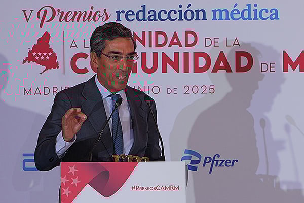Julián Pérez-Villacastín, jefe de Servicio de Cardiología del Hospital Clínico San Carlos, al recoger el premio a mejor médico.