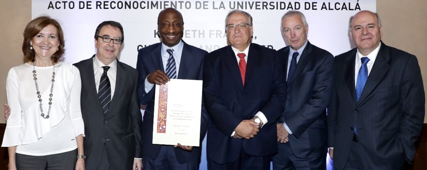 María Luisa Marina Alegre, vicerrectora de Investigación y Transferencia de la Universidad de Alcalá; el profesor Fernando Galván, rector de la Universidad de Alcalá; Kenneth Frazier, CEO y presidente mundial de MSD; el profesor Melchor Álvarez de Mon, director del Departamento de Medicina y Especialidades Médicas de la Universidad de Alcalá; Søren Bo Christiansen, presidente de MSD en EUCAN; y Ángel Fernández, presidente-director general de MSD en España y Portugal.