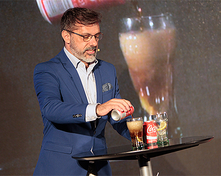 Rafael Urrialde muestra la nueva lata de Coca-Cola.