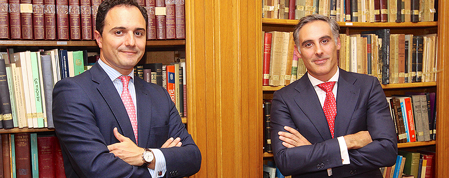  Antonio González San Isidro y Borja Ribed posan tras la entrevista concedida a Redacción Médica.