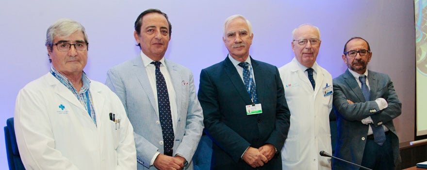 De izquierda a derecha: Rafael Martínez Martínez, jefe de Hematología del Clínico San Carlos; José Antonio López Trigo, presidente de la SEGG; Antonio Alemany, subdirector gerente del Hospital Clínico San Carlos; Eduardo Díaz-Rubio y Pedro González Gil, jefe de Geriatría del Clínico San Carlos.