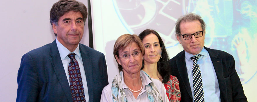 De izquierda a derecha: Pedro Carlos Lara, presidente de la Sociedad Española de Oncología Radioterápica (SEOR); Concha Boqué; Regina Gironés, y José Antonio Serra, jefe de Geriatría del Gregorio Marañón.
