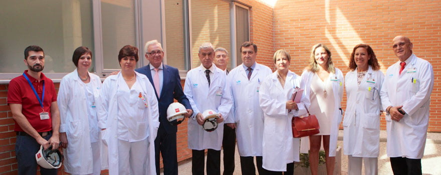 El consejero de Sanidad de la Comunidad de Madrid, Jesús Sánchez Martos, a su llegada al Hospital Príncipe de Asturias, junto a parte del equipo directivo del centro. 