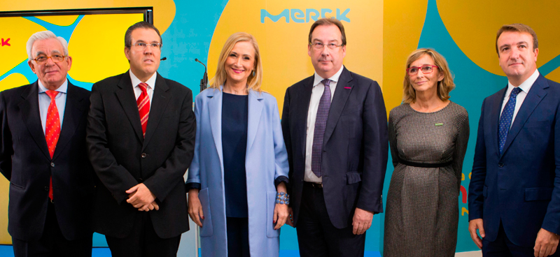 El consejero de Sanidad, Jesús Sánchez Martos, junto a la presidenta de la Comunidad, Cristina Cifuentes y responsables de la planta de Merck en Tres Cantos.