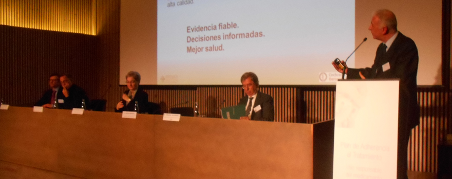 Félix Lobo, catedrático de Economía de la Universidad Carlos III; Josep Torrent-Farnell, responsable del Área del Medicamento del Catsalut; María Dolores Navarro, directora del Instituto Albert Jovell de Salud Pública; Miguel Villardell, catedrático de Medicina Interna de la UAB, y Xavier Bonfill, director del Centro Cochrane Iberoamericano. 