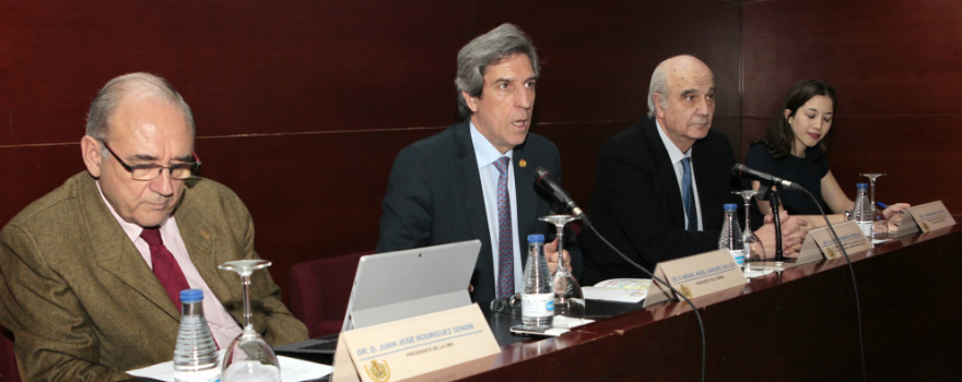 Juan José Rodríguez Sendín, presidente de la OMC; Miguel Ángel Sánchez Chillón, presidente del Colegio de Médicos de Madrid; Alfonso Moreno, expresidente del Consejo Nacional de Especialidades Médicas; y Marina García, presidenta del CEEM.