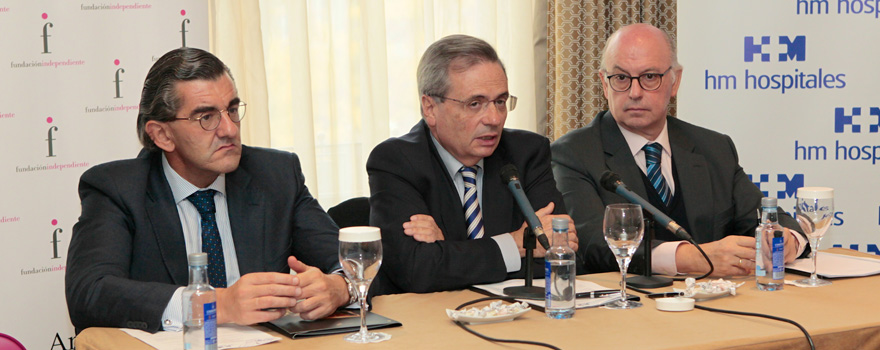 Juan Abarca Cidón, presidente de HM Hospitales, junto a Rafael Matesanz y Aldo Olcese, presidente de la Fundación Independiente, en un momento de la presentación. 