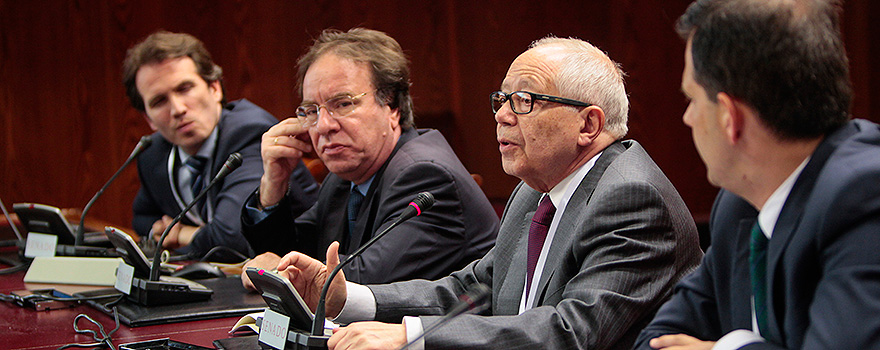  Gonzalo Casino Fernández, director de Sanidad de Deloitte, Amós García Rojas, presidente de la Asociación Española de Vacunología, Julio Sánchez Fierro, vicepresidente de la Asociación Española de Derecho Sanitario y David Cantarero, vicepresidente de la Asociación de Economía de la Salud (AES).