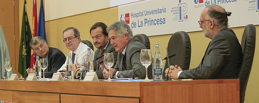 Nikos Kastanos, cofundador del Movimiento Hipocrático; Fidel Illana, gerente del centro hospitalario La Princesa; Fernando Prados, viceconsejero de Atención Sanitaria de la Comunidad de Madrid; Rafael Garesse, rector de la Universidad Autónoma de Madrid; Jorge Gómez, coordinador de Humanización de La Paz.