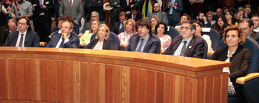 Sergio Carvajal, secretario técnico de la Subsecretaria de Sanidad, Servicios Sociales e Igualdad; José Javier Castrodeza, secretario general de Sanidad y Consumo; María Jesús Fraile, subsecretaria de Sanidad, Servicios Sociales e Igualdad;  Mario Garcés, secretario de Servicios Sociales e Igualdad; Patxi López; y Dolors Montserrat. 