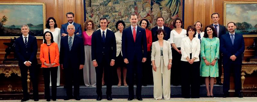 Foto de familia del nuevo Gobierno de Pedro Sánchez con el rey Felipe VI.