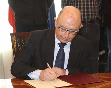 Cristóbal Montoro firma el acuerdo al que ha llegado el Gobierno con los sindicatos