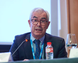 Emilio Bouza, director junto a Rafael Cantón y Carmen Fariñas de la jornada 'Cambiando el Paradigma en Enfermedades Infecciosas: del Tratamiento a la Prevención'.