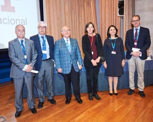 Augusto Silva, Patient Strategy and Population Health Director de MSD; Emilio Bouza; César Nombela, rector honorífico de la Universidad Internacional Menéndez Pelayo (UIMP); María Luz Morán, rectora de la UIMP; Carmen Fariñas, jefa de la Unidad de Enfermedades Infecciosas del Hospital Universitario Marqués de Valdecilla y Rafael Cantón, jefe del Servicio de Microbiología del Hospital Ramón y Cajal.