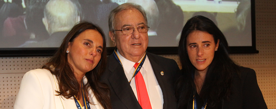 Diego Murillo, expresidente de AMA, junto con sus hijas, Raquel Murillo, directora general adjunta y directora del ramo de Responsabilidad Civil de AMA; y  Guadalupe Murillo, presidenta del Pontevedra Club de Fútbol, durante su despedida. 