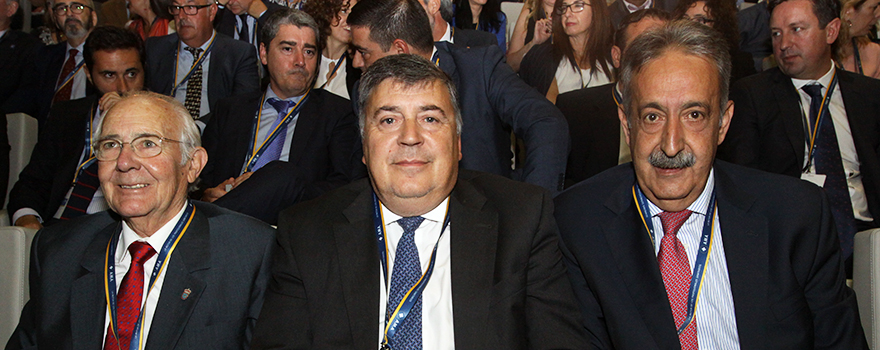 Gonzalo Chamón, jubilado; Gregorio Contreras, director de Comunicación de International SOS; con su director general, Francisco Sánchez. 