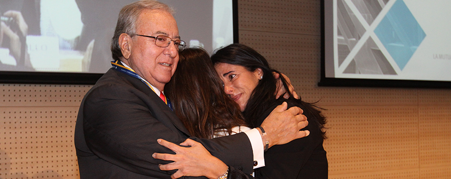 Emotivo abrazo entre Diego Murillo y sus hijas, Raquel y Guadalupe, durante su despedida. 