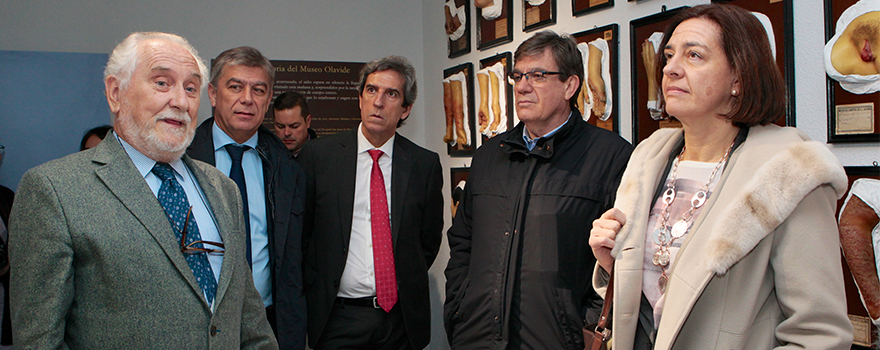 Luis Conde-Salazar; José Luis López Estebaranz, presidente de la Sección Centro de la AEDV; Miguel Ángel Sánchez Chillón; Pablo Lázaro, vocal de Asistencia Libre del Colegio de Médicos de Madrid; y María Nagore, vicerrectora de Extensión Cultural de la UCM.