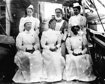 Enfermeras en un barco militar estadounidense en 1898