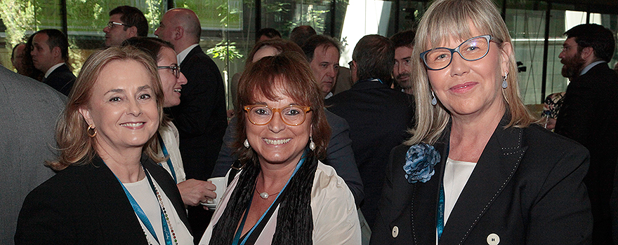 Margarita Alfonsel y María Luz López-Carrasco. En el centro, Roser Fernández, directora general de La Unió.