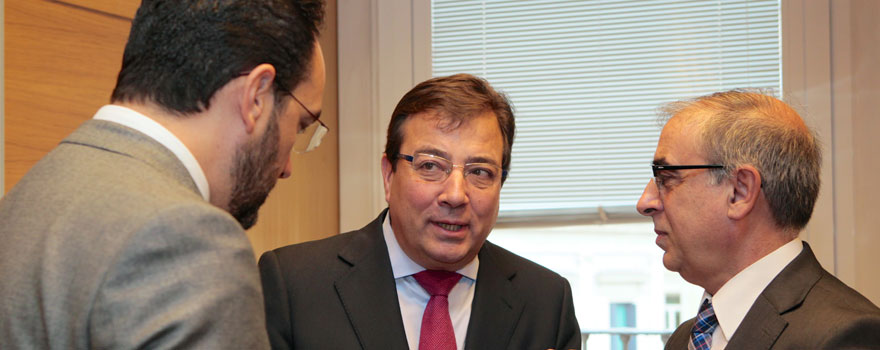 Antonio Hernando conversa con Guillermo Fernández Vara y José Martínez Olmos. 